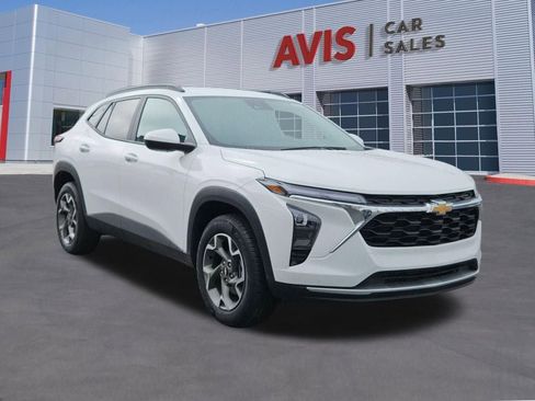 Used 2025 Chevrolet Trax LT w/ LT Convenience Package FWD image 9