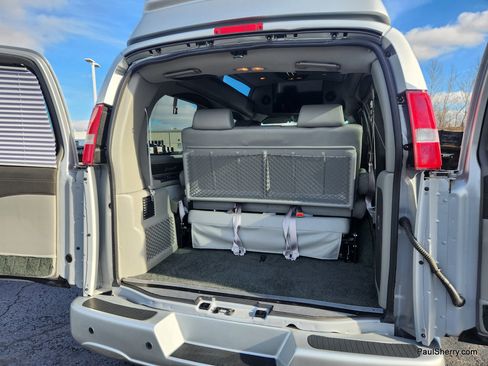 Used 2018 GMC Savana 2500 w/ Enhanced Convenience Package image 22