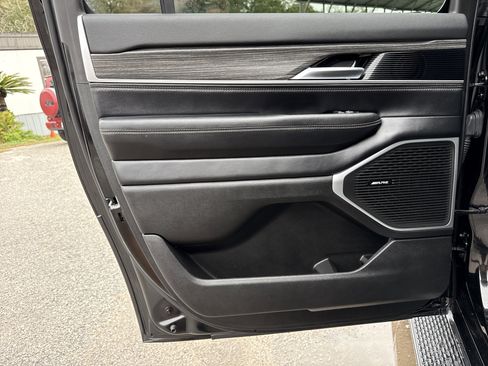 Used 2023 Jeep Wagoneer L Series III w/ Preferred Equipment Group image 41