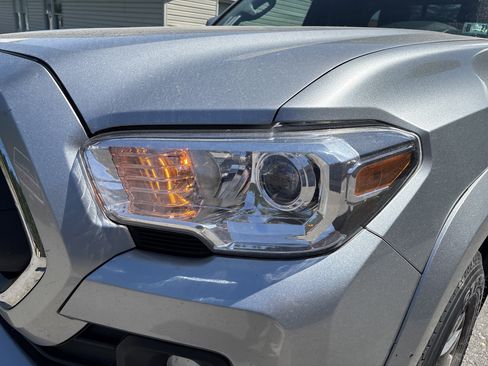 Used 2022 Toyota Tacoma SR5 w/ SR5 Appearance Package (SM) AWD/4WD image 9
