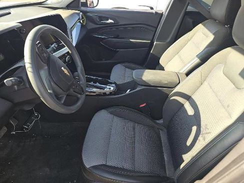 Used 2025 Chevrolet Trax LT FWD image 6