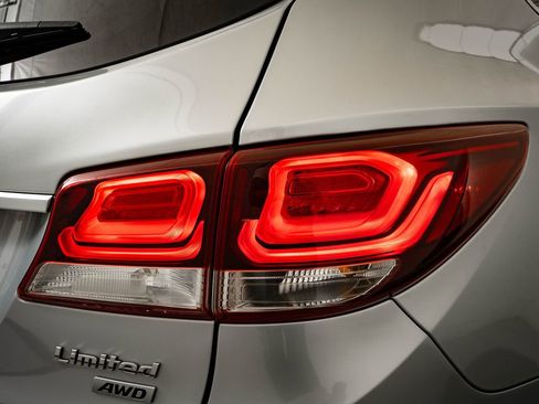 Used 2017 Hyundai Santa Fe Limited image 9