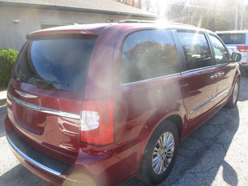 Used 2016 Chrysler Town & Country Touring-L image 4
