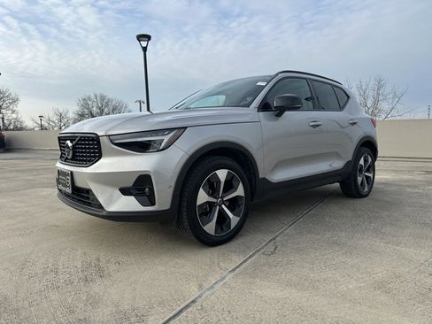 Certified 2025 Volvo XC40 B5 Plus image 4