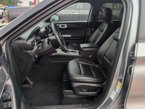 Used 2024 Ford Explorer XLT w/ Equipment Group 202A image 2