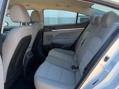 Used 2019 Hyundai Elantra SE FWD image 11