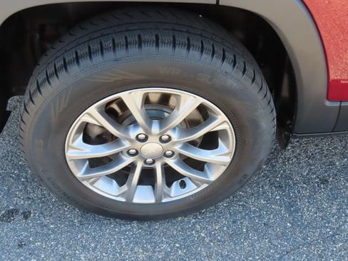 Used 2019 Jeep Cherokee Latitude Plus w/ Cold Weather Group AWD/4WD image 15