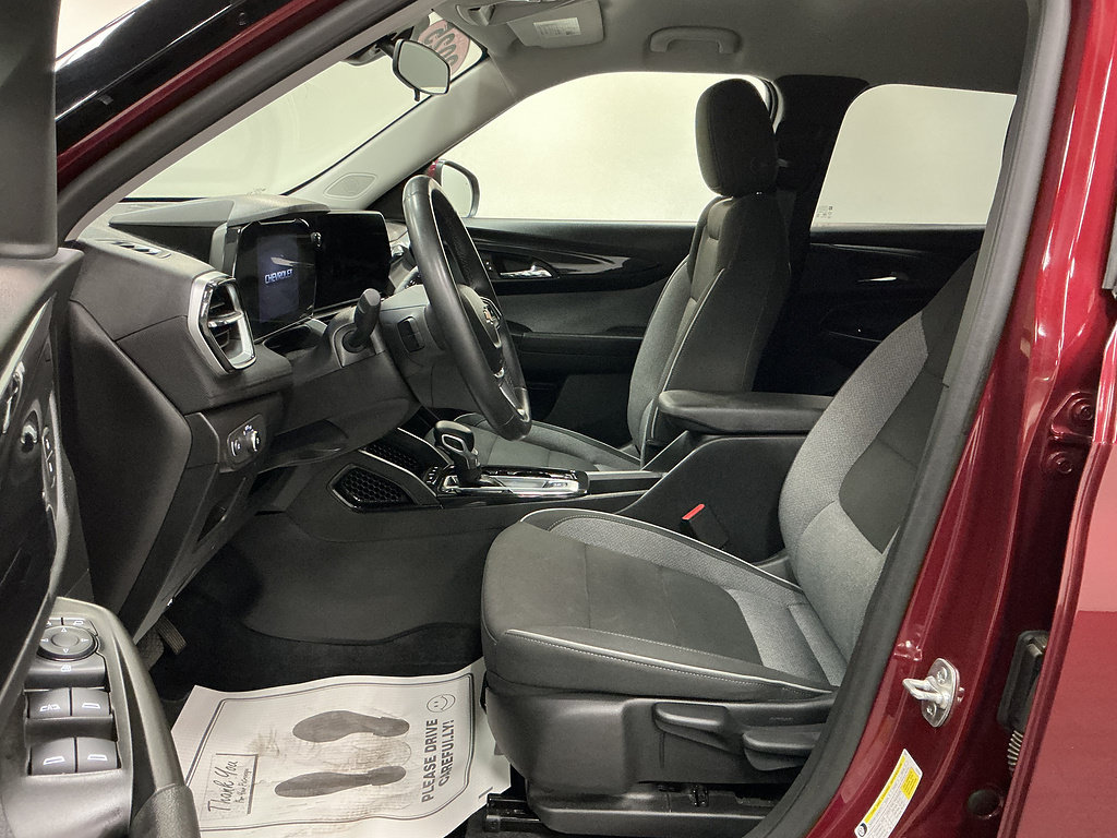 Used 2025 Chevrolet TrailBlazer LT w/ LT Cold Weather Package FWD image 8