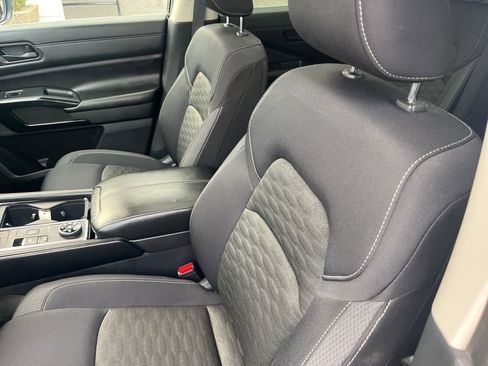 Used 2023 Nissan Pathfinder SV w/ SV Premium Package image 10