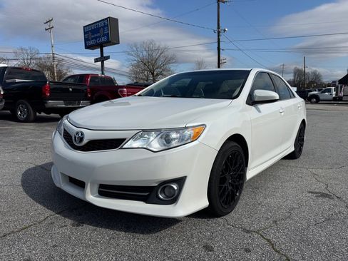 Used 2014 Toyota Camry SE image 1