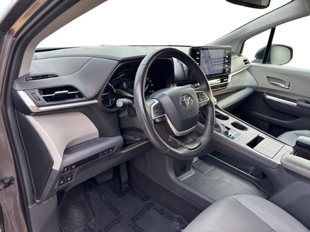Used 2024 Toyota Sienna XLE FWD image 22