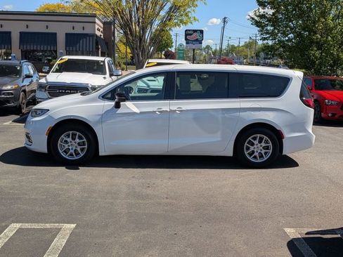 Used 2024 Chrysler Pacifica Touring-L FWD image 6