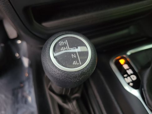 Used 2023 Jeep Gladiator Willys AWD/4WD image 27