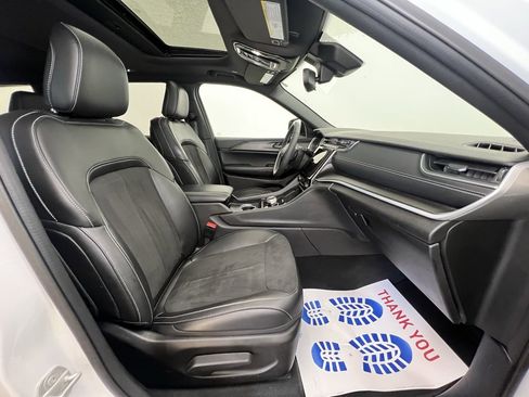 Used 2024 Jeep Grand Cherokee L Altitude image 11