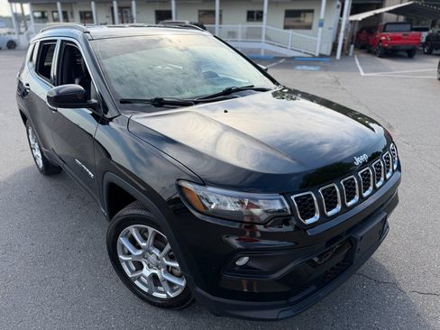 Used 2024 Jeep Compass Latitude AWD/4WD image 13