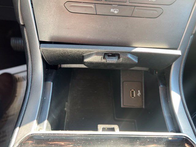 Used 2019 Ford Edge SE FWD image 18