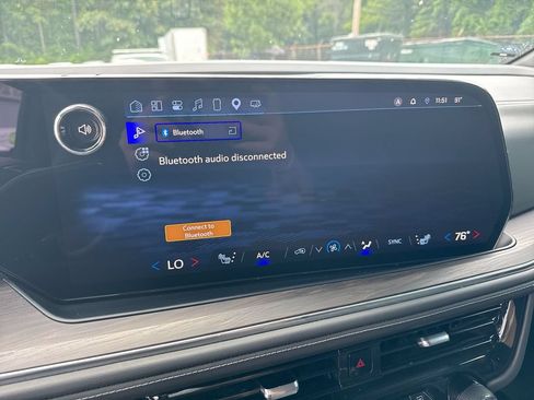 Used 2025 Chevrolet Suburban LT w/ Comfort Package RWD image 26