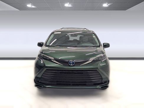 Used 2025 Toyota Sienna LE image 5