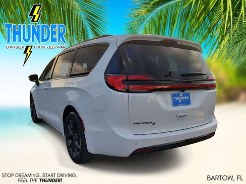 New 2026 Chrysler Pacifica Select FWD image 3