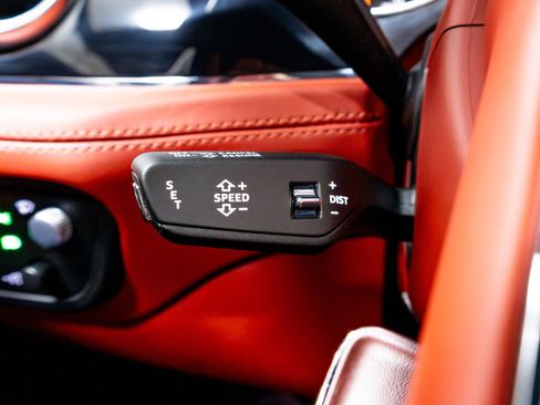 Used 2020 Bentley Bentayga V8 image 65