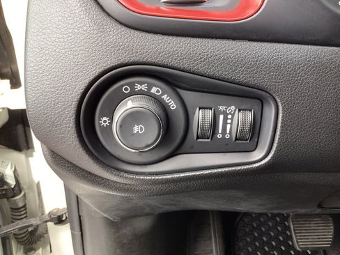 Used 2023 Jeep Renegade Trailhawk AWD/4WD image 28