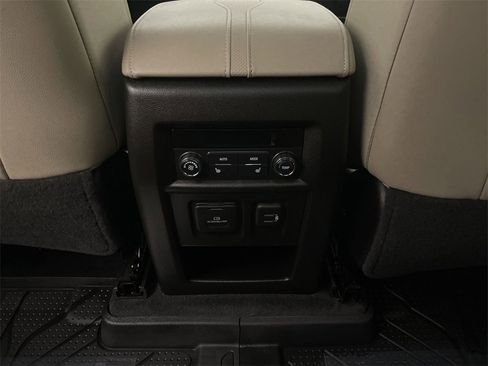 Used 2023 Chevrolet Traverse Premier image 16