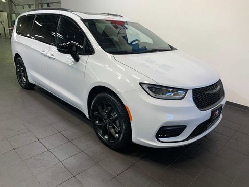 New 2026 Chrysler Pacifica Limited image 2