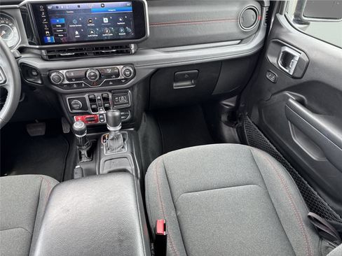 Used 2025 Jeep Wrangler Unlimited Rubicon AWD/4WD image 19