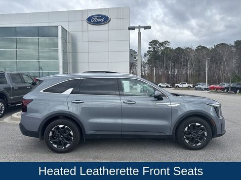 Used 2024 Kia Sorento S w/ Panoramic Sunroof Package image 2