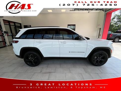 Used 2024 Jeep Grand Cherokee Altitude AWD/4WD image 7