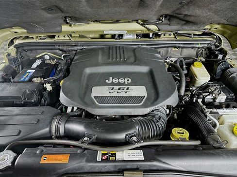 Used 2013 Jeep Wrangler Unlimited Rubicon w/ Connectivity Group image 31