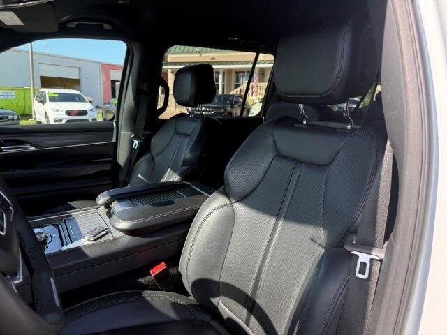 Used 2024 Jeep Wagoneer L Series II w/ Flexible Seating Group AWD/4WD image 12