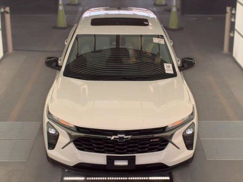 Used 2025 Chevrolet Trax RS w/ Sunroof Package FWD image 3
