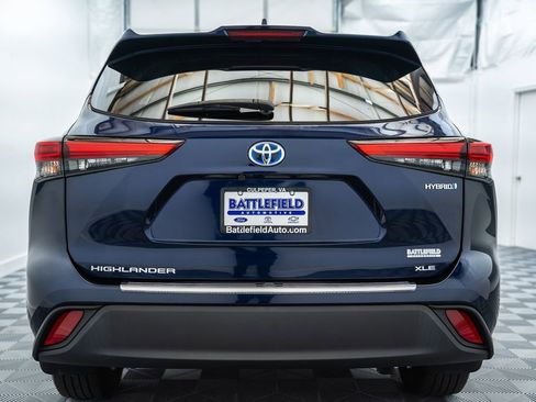 Used 2022 Toyota Highlander XLE AWD/4WD image 6