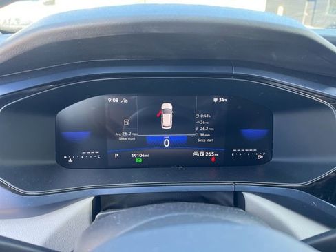 Used 2024 Volkswagen Taos SE w/ Panoramic Sunroof Package image 9