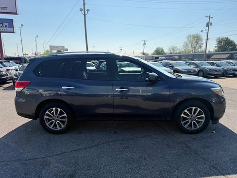 Used 2014 Nissan Pathfinder SV image 2