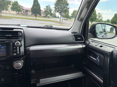 Used 2018 Toyota 4Runner TRD Off-Road w/ TRD Performance Package AWD/4WD image 32