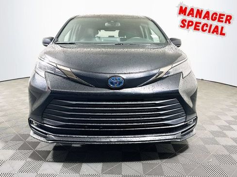 Used 2023 Toyota Sienna XLE Woodland Edition AWD/4WD image 3
