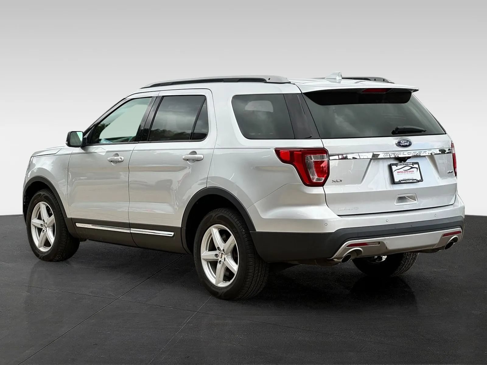 Used 2017 Ford Explorer XLT w/ Equipment Group 202A AWD/4WD image 5