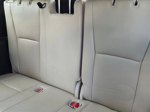 Used 2024 Toyota Highlander XLE FWD image 19