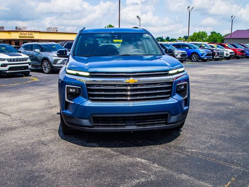 Used 2025 Chevrolet Traverse LT FWD image 2