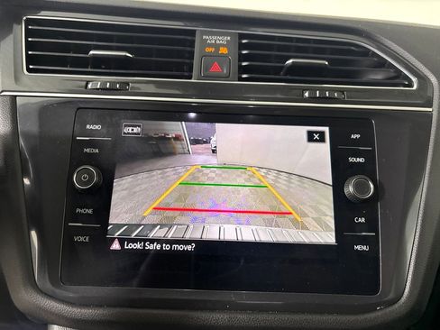 Used 2022 Volkswagen Tiguan SE w/ Panoramic Sunroof Package AWD/4WD image 16