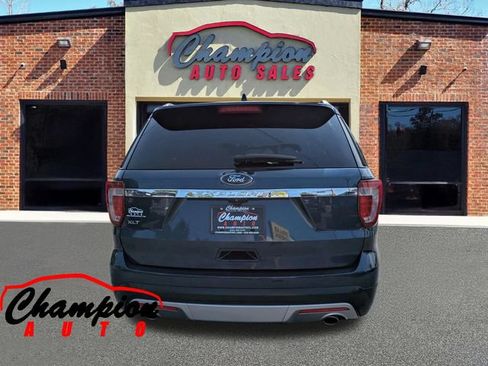 Used 2017 Ford Explorer XLT FWD image 5