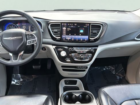 Used 2023 Chrysler Pacifica Touring-L FWD image 11