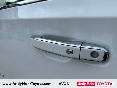 Used 2023 GMC Yukon SLT AWD/4WD image 10