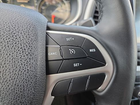 Used 2018 Jeep Cherokee Latitude Plus w/ Comfort/Convenience Group FWD image 18