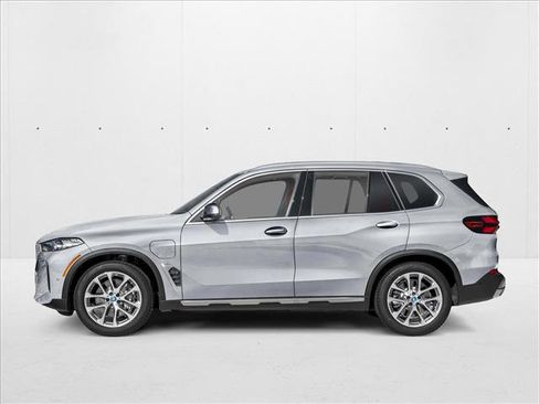 New 2025 BMW X5 xDrive50e image 3