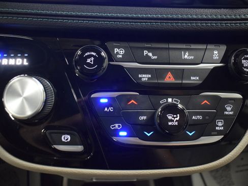 Used 2017 Chrysler Pacifica Platinum image 27