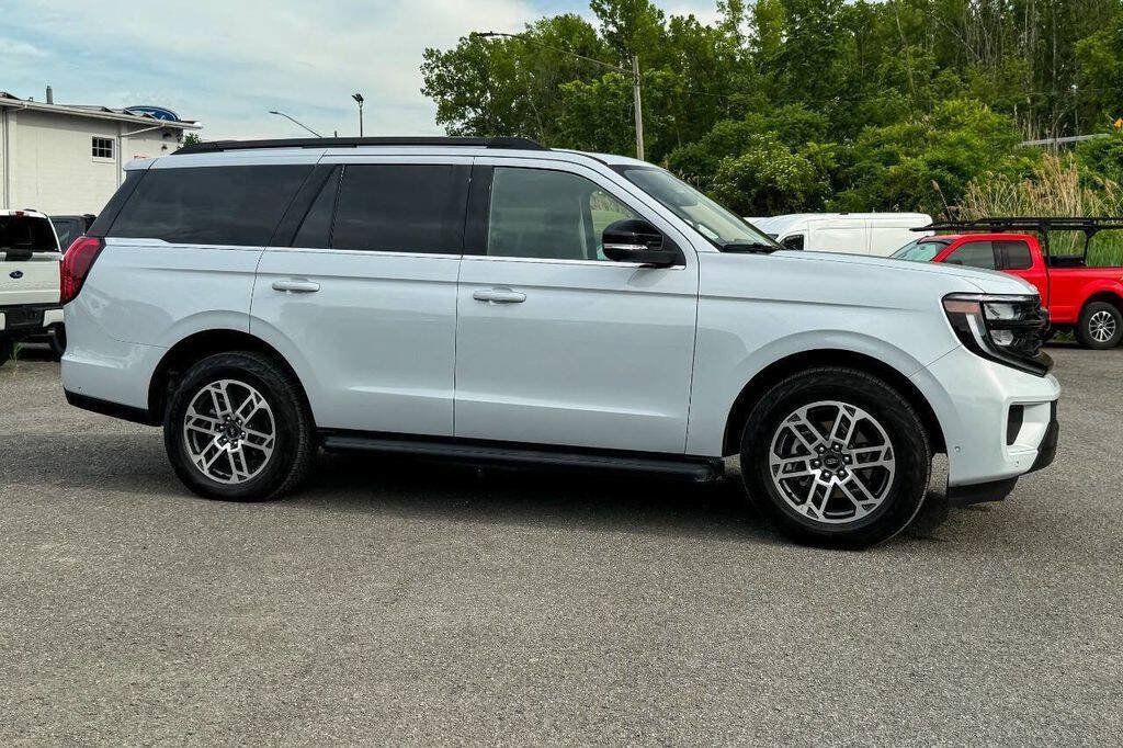 Used 2025 Ford Expedition Active AWD/4WD image 2