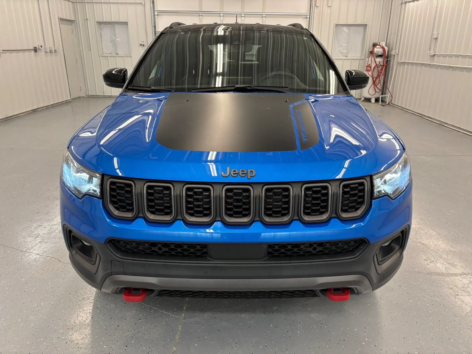 Used 2025 Jeep Compass Trailhawk w/ Trailhawk Convenience Group AWD/4WD image 11